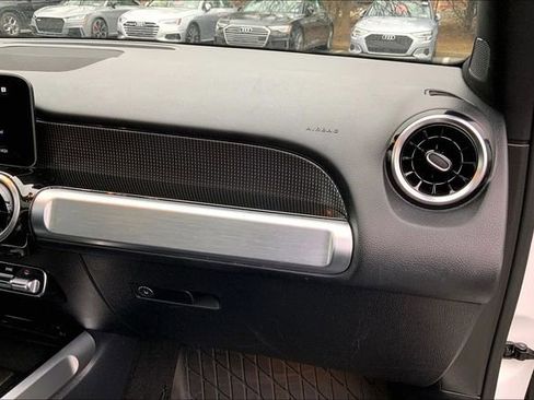 Used 2020 Mercedes-Benz GLB 250 4MATIC image 18