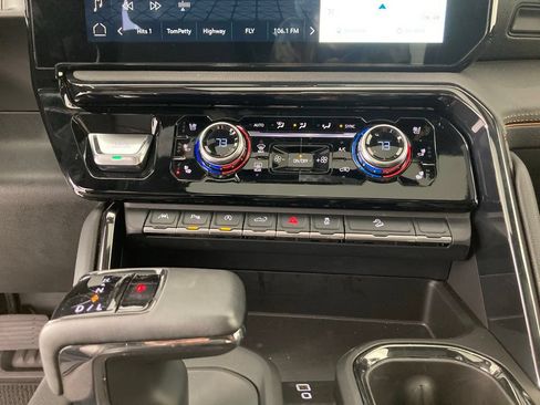 Used 2024 GMC Sierra 1500 AT4 w/ Technology Package AWD/4WD image 13