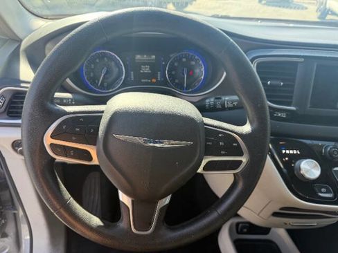 Used 2021 Chrysler Voyager LX image 12