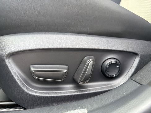 Used 2025 Toyota Prius Plug-In Hybrid image 10