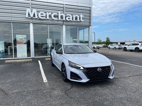 Used 2023 Nissan Altima 2.5 SR FWD image 1