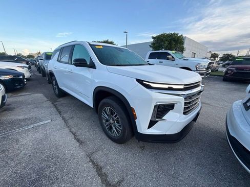 Used 2024 Chevrolet Traverse LT FWD image 1