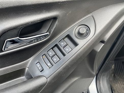 Used 2020 Chevrolet Trax LT w/ LT Convenience Package image 17