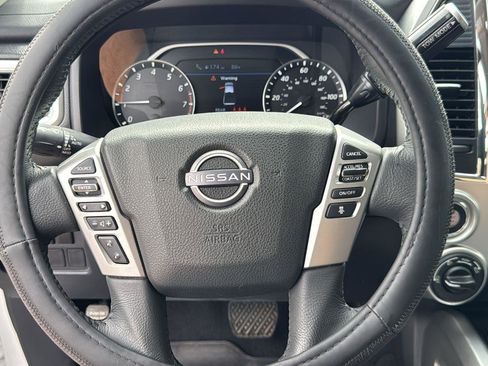 Used 2023 Nissan Titan SV w/ SV Convenience Package image 12