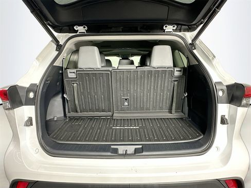 Used 2022 Toyota Highlander XLE image 27