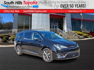 Used 2017 Chrysler Pacifica Limited image 1