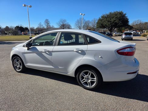 Used 2019 Ford Fiesta SE w/ Cold Weather Package FWD image 4