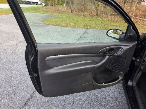 Used 2001 Ford Focus ZX3 Hatchback image 11