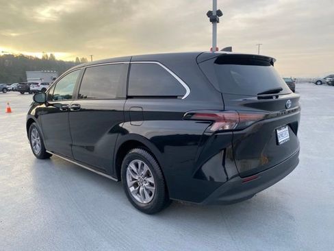 Certified 2023 Toyota Sienna LE image 10