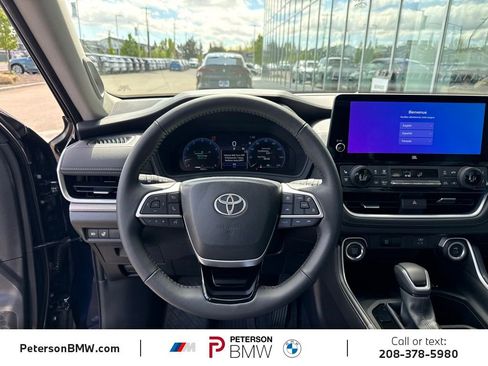 Used 2025 Toyota Grand Highlander AWD image 16