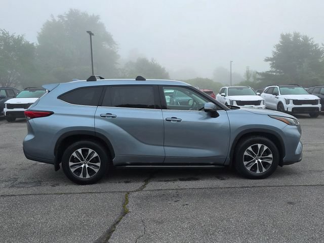 Used 2022 Toyota Highlander XLE AWD/4WD image 9