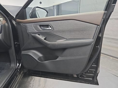 Used 2023 Nissan Rogue SV image 37