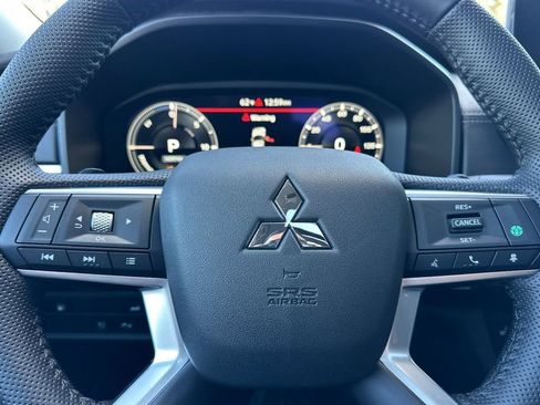 New 2025 Mitsubishi Outlander SE image 24