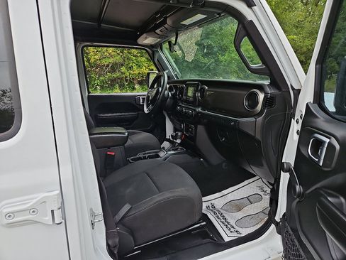 Used 2018 Jeep Wrangler Unlimited Sport image 11