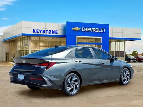 Used 2025 Hyundai Elantra Sport FWD image 7
