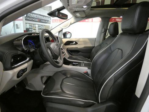 Used 2024 Chrysler Pacifica Limited w/ Trailer Tow Group FWD image 10