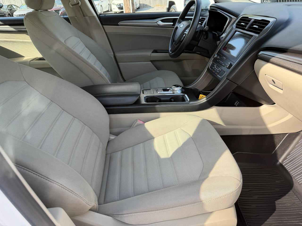 Used 2019 Ford Fusion SE FWD image 9