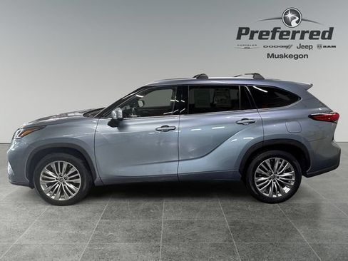 Used 2023 Toyota Highlander Platinum FWD image 9