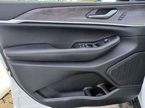 Used 2023 Jeep Grand Cherokee Limited w/ Trailer Tow Prep Group (B) image 16