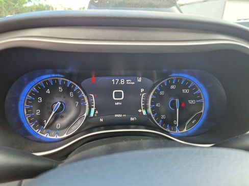 Used 2023 Chrysler Pacifica Touring-L FWD image 6
