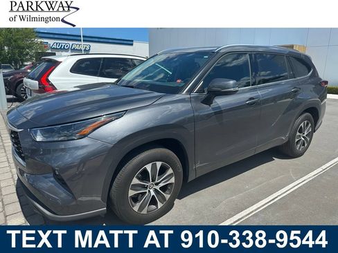 Used 2021 Toyota Highlander XLE FWD image 1