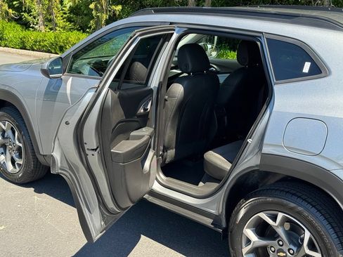 Used 2025 Chevrolet Trax LT FWD image 11