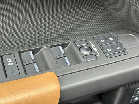 Used 2025 Land Rover Defender 110 X-Dynamic SE image 11