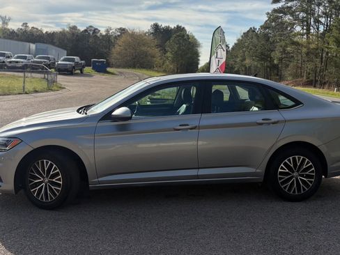 Used 2019 Volkswagen Jetta SE image 3