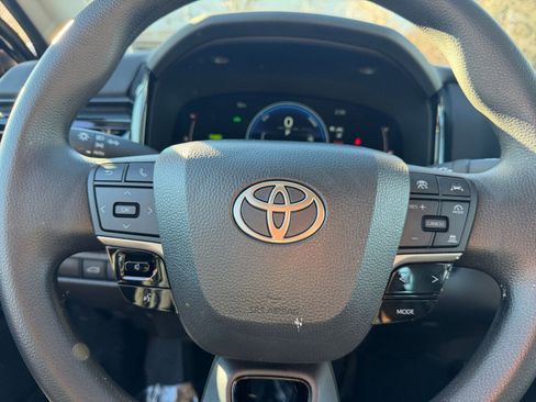 Used 2025 Toyota Camry LE image 27