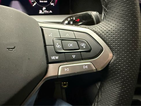 Used 2025 Volkswagen Tiguan SE R-Line image 12