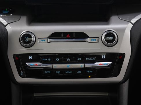 Used 2021 Ford Explorer XLT w/ Equipment Group 202A image 20