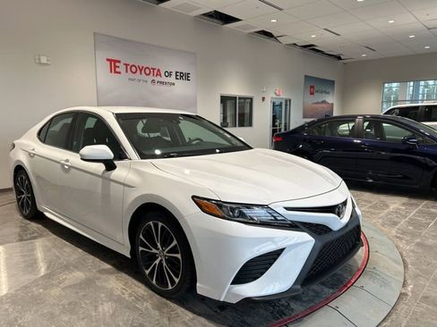 Used 2018 Toyota Camry SE image 1