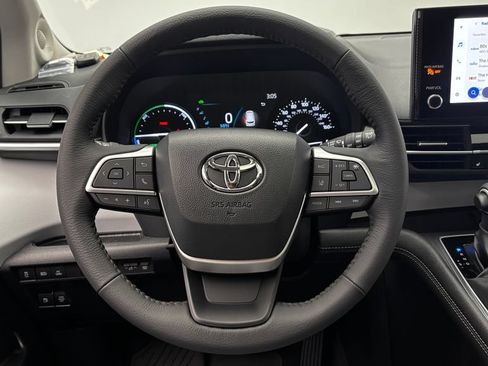 Used 2026 Toyota Sienna XLE FWD image 31
