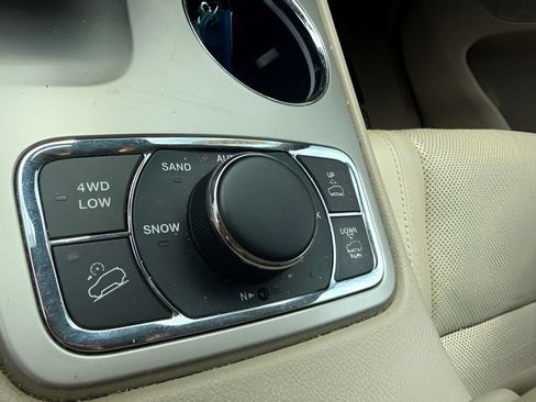 Used 2014 Jeep Grand Cherokee Overland w/ Advanced Technology Group AWD/4WD image 24