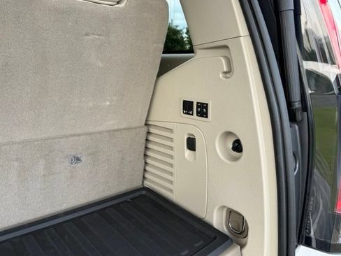 Used 2020 Cadillac Escalade Premium Luxury AWD/4WD image 33