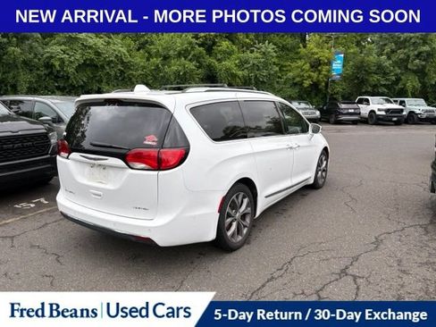 Used 2018 Chrysler Pacifica Limited w/ Tire & Wheel Group FWD image 6