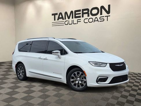 Used 2022 Chrysler Pacifica Pinnacle FWD image 1