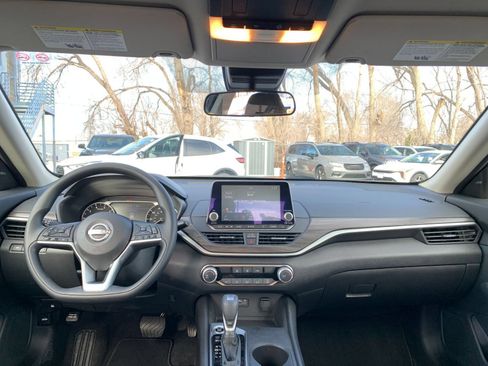 Used 2025 Nissan Altima 2.5 SV FWD image 29