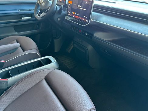 New 2025 Volkswagen ID. Buzz Pro S RWD image 17