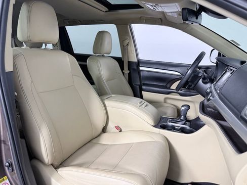 Used 2019 Toyota Highlander XLE image 12