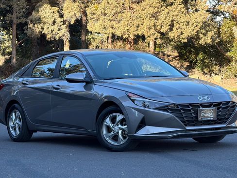 Used 2023 Hyundai Elantra SE image 2