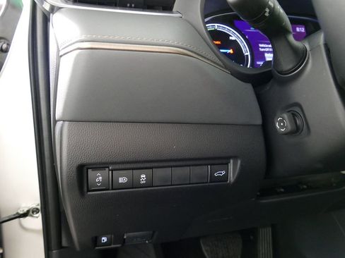 Used 2023 Toyota Venza XLE AWD/4WD image 13
