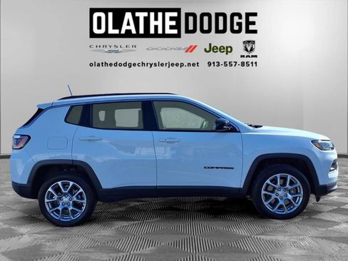 Used 2024 Jeep Compass Latitude image 28
