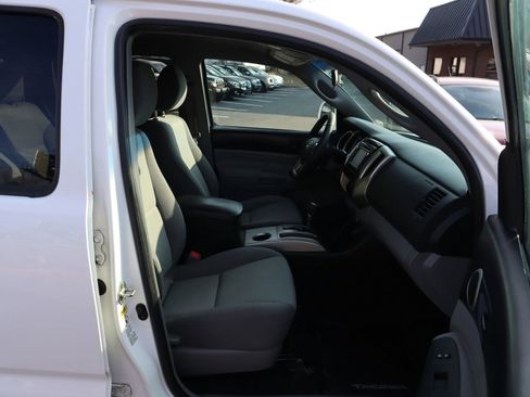 Used 2014 Toyota Tacoma PreRunner w/ SR5 Package image 16