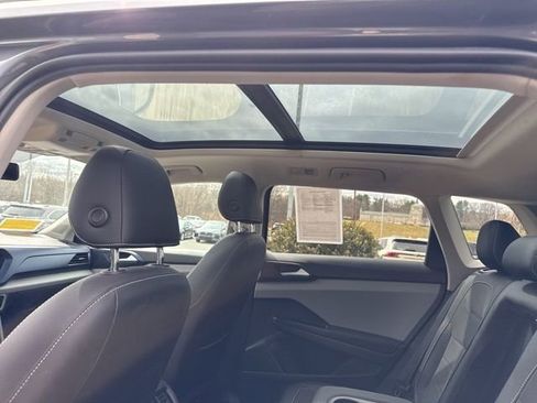 Used 2022 Volkswagen Taos SE w/ Panoramic Sunroof Package image 27