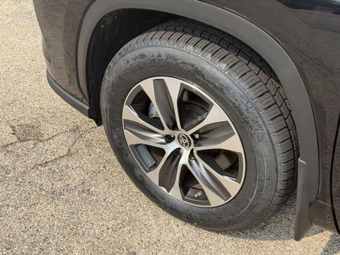 Used 2021 Toyota Highlander XLE AWD/4WD image 10