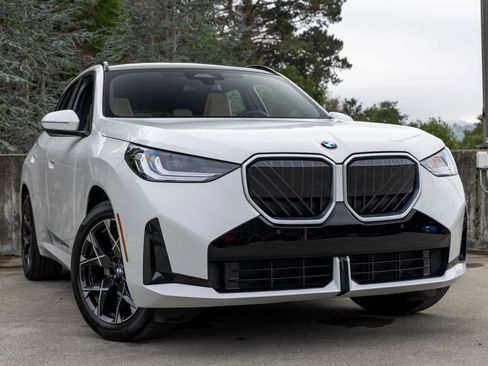 Used 2025 BMW X3 xDrive30i w/ M Sport Package image 9