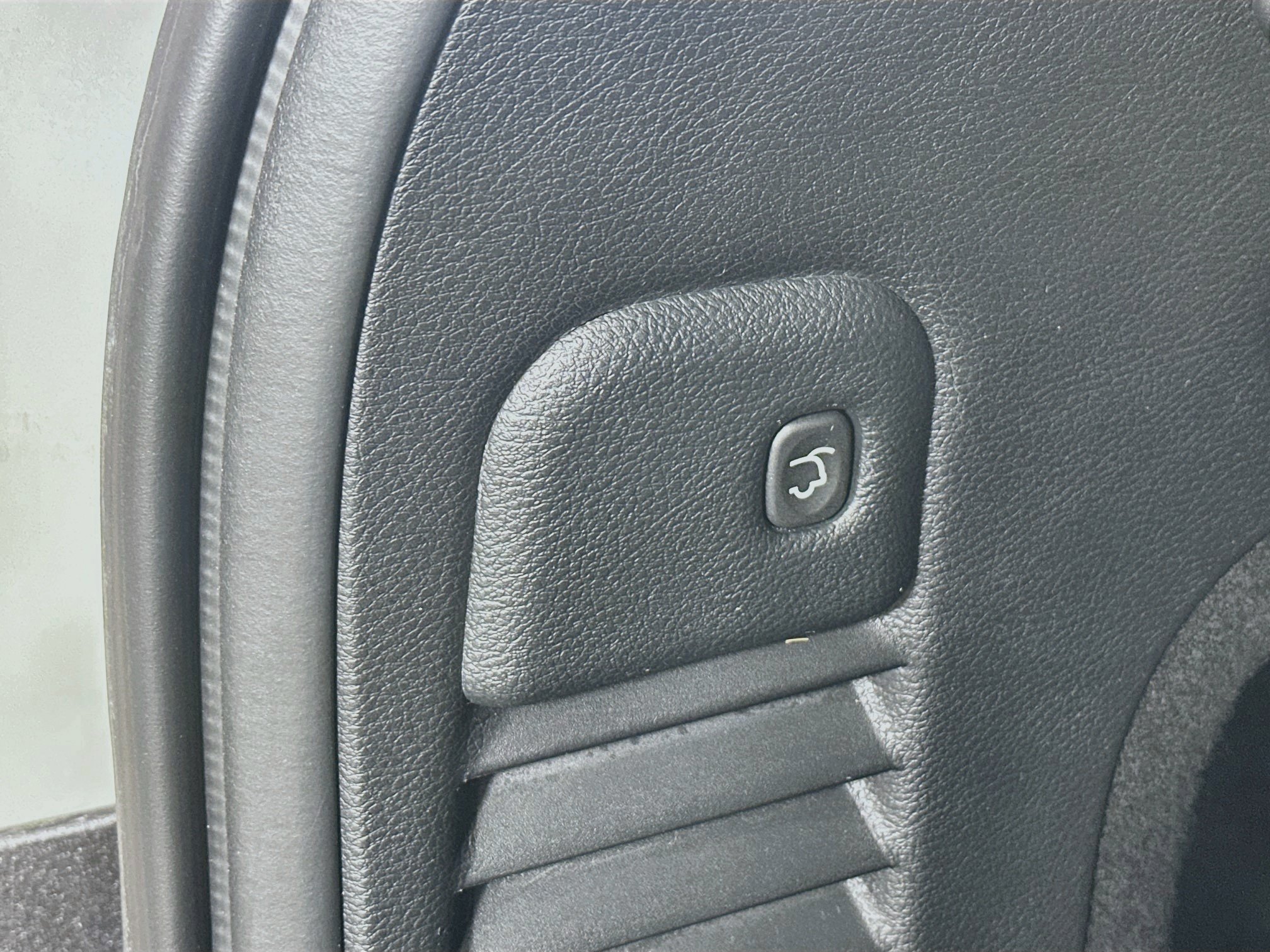 Used 2018 Jeep Grand Cherokee Laredo RWD image 30
