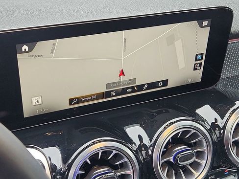 Used 2022 Mercedes-Benz GLB 250 4MATIC image 19