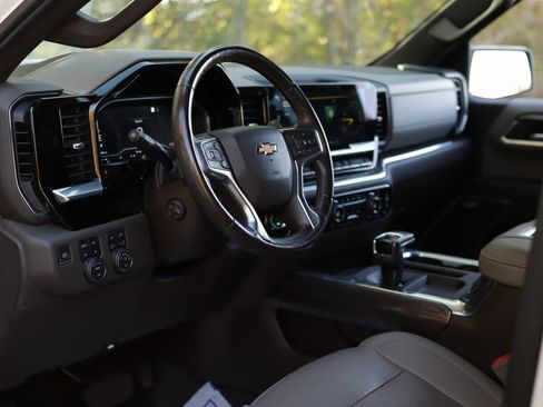 Used 2022 Chevrolet Silverado 1500 LTZ image 9